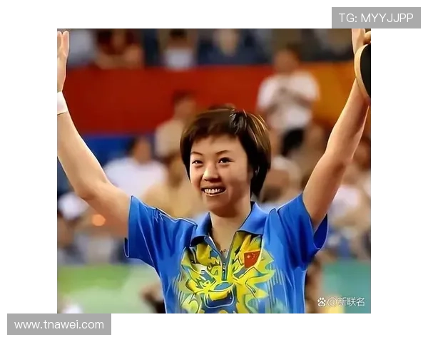 张怡宁打完比赛顺手把对手的球拍放进自己包里了